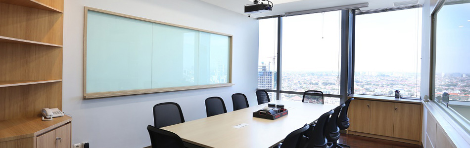 Dilengkapi dengan ruang meeting yang selalu siap dalam menunjang kebutuhan bisnis anda